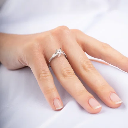 Swarovski Minik Taş Detaylı Tektaş Yüzük